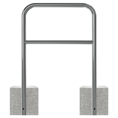 RVS fietsbeugel Ø48 mm met tussenbuis en twee grijze betonvoeten.