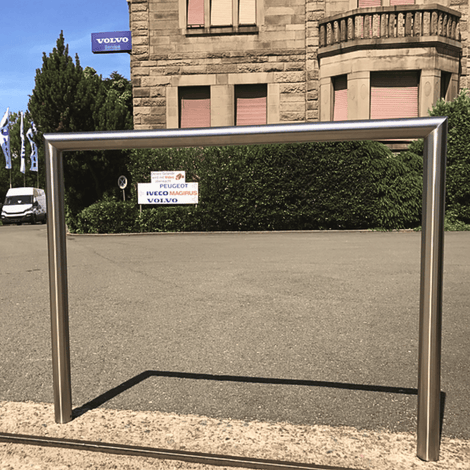 RVS fietsbeugel Ø48 mm, strak design, voor verankering in beton, glanzend metaal.