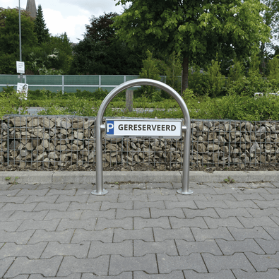 RVS houder met gebogen design voor parkeerbord "P GERESERVEERD", staand op een parkeerplaats.