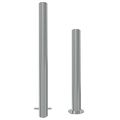 Twee RVS parkeerpalen, Ø102 mm, geborsteld staal, één voor betonverankering, één met voetplaat.