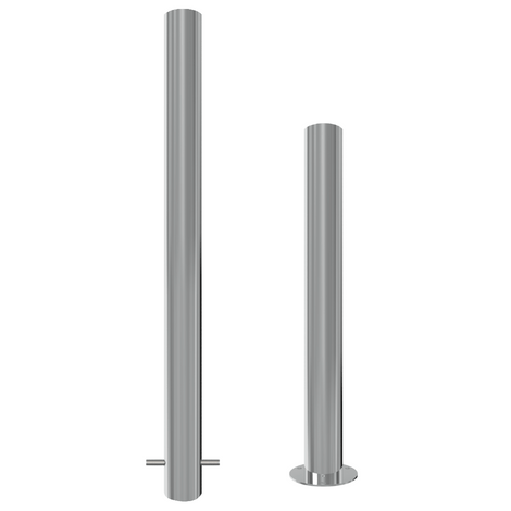 Twee RVS parkeerpalen, Ø102 mm, geborsteld staal, één voor betonverankering, één met voetplaat.
