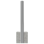 RVS parkeerpaal, Ø102 mm, met K320 finish, ingebed in een grijze betonvoet.