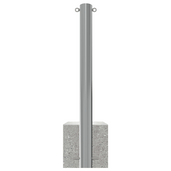 RVS parkeerpaal, Ø102 mm, met K320 finish en betonvoet, voorzien van twee kettingogen.