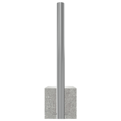 RVS parkeerpaal met K320 finish, Ø60-102 mm, verankerd in een grijze betonvoet.