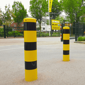 Rampaal Ø152 mm, geel-zwart gestreepte stalen paal voor betonverankering.