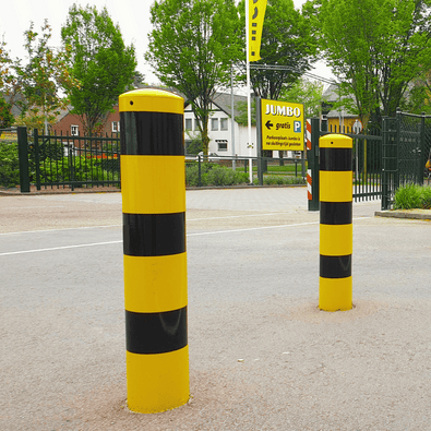 Rampaal Ø152 mm, geel-zwart gestreepte stalen paal voor betonverankering.