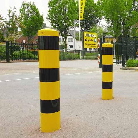 Rampaal Ø152 mm, geel-zwart gestreepte stalen paal voor betonverankering.