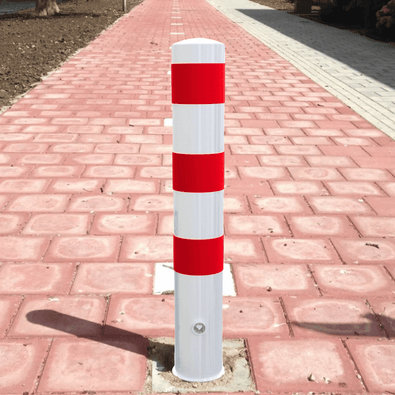 Wit-rode uitneembare rampaal Ø152 mm met slot op een bestraat pad.