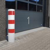 Wit-rode rampaal Ø193 mm, staand voor een bedrijfsdeur, voor betonverankering.