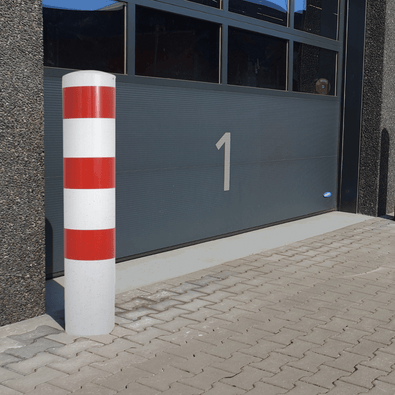 Wit-rode rampaal Ø193 mm, staand voor een bedrijfsdeur, voor betonverankering.