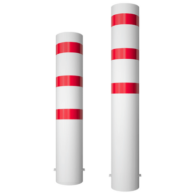 Twee wit-rode rampaalen Ø273 mm voor betonverankering, verschillende hoogtes.