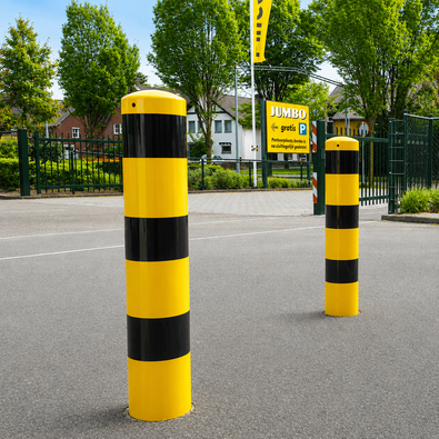 Rampaal Ø152 mm, geel-zwart gestreepte stalen paal voor betonverankering bij een Jumbo supermarkt