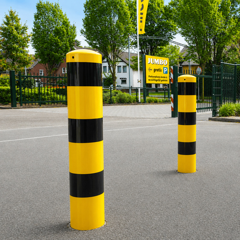 Rampaal Ø152 mm, geel-zwart gestreepte stalen paal voor betonverankering bij een Jumbo supermarkt