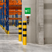 Twee gele en zwarte Ø193 mm rampalen voor betonverankering in een magazijn.