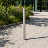 Rvs parkeerpaal 60mm voor met betonvoet geplaatst op een voetpad