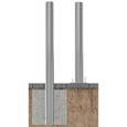 RVS beschermpaal Ø89 mm, links in beton verankerd, rechts op voetplaat gemonteerd.