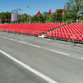 Gegalvaniseerd dranghek met 17 spijlen, 250x110 cm, voor evenementen.