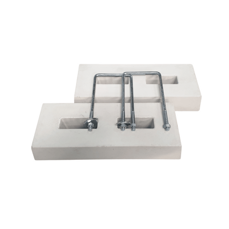 Witte betonnen grond- of vloermontageplaten met U-vormige metalen bouten en ringen voor cameramasten.