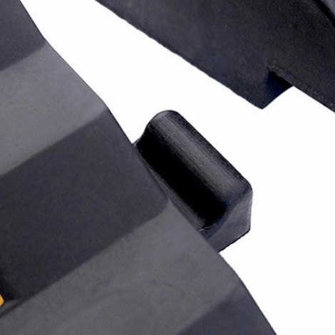Zwarte rubberen slangenbrug voor zwaar verkeer, 2 kanalen 85x90mm, met gele strepen.