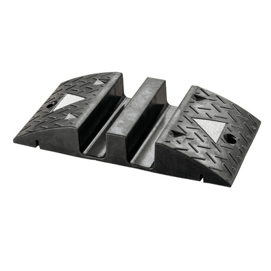 Zwarte rubberen slangenbrug met 2 kanalen, 95x90mm, voor zwaar verkeer, met reflecterende driehoeken.
