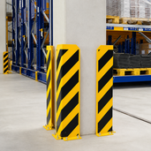 Geel-zwart gestreepte stootbeschermers hoekprofiel voor vloermontage, bescherming van pilaren in magazijn.