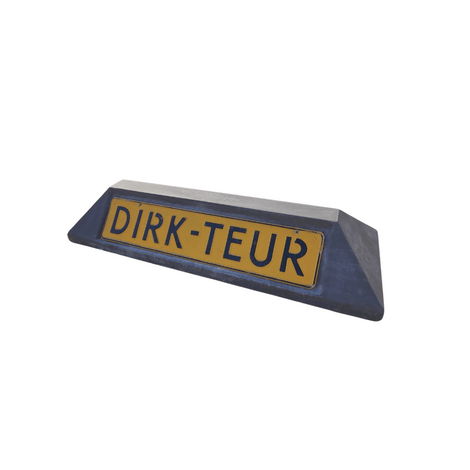 Antraciet betonnen stootband met geel bord "DIRK-TEUR" voor parkeerplaatsen.
