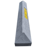 Grijze betonnen stootband met uitsparing voor kentekenplaat, schuin aflopend aan de zijkanten.