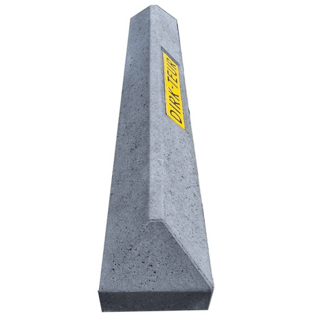 Grijze betonnen stootband met uitsparing voor kentekenplaat, schuin aflopend aan de zijkanten.
