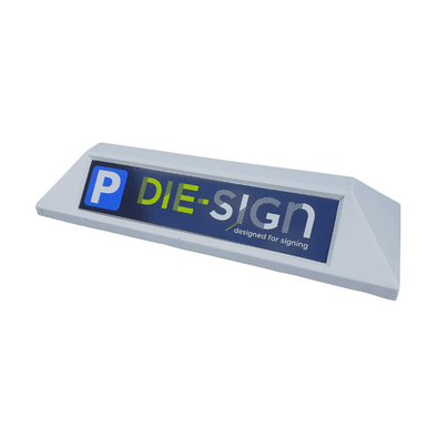 Grijze stootband met blauw "P DIE-SIGN" logo voor parkeerplaatsen.