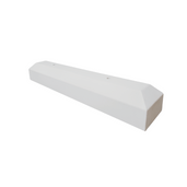 Witte betonnen stootband van 60 kg met verankering, afgeschuinde uiteinden en twee gaten bovenaan.