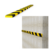 Geel-zwart zelfklevend stootbescherming profiel, plat 40x11mm, op witte achtergrond en gemonteerd op een betonnen muur.