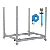 Grijze stalen transportpallet voor loopbruggen, inclusief opgerolde blauwe spanband met ratel.