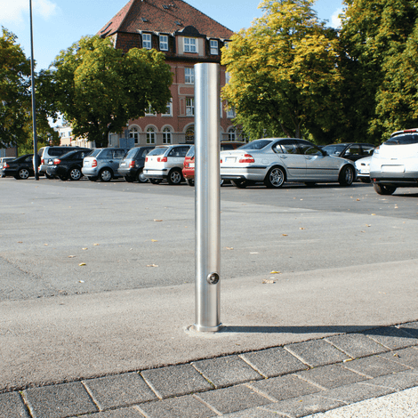 RVS uitneembare afzetpaal, Ø102 x 900 mm, met slot, in een parkeeromgeving.