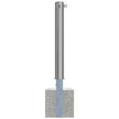 Uitneembare RVS afzetpaal Ø102 mm met cilinderslot en 1 kettingoog, in betonvoet.