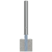 Uitneembare RVS afzetpaal Ø102 mm met driekantslot en betonvoet, verticaal geplaatst.