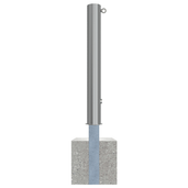 Uitneembare RVS afzetpaal Ø102 mm met driekantslot en 1 kettingoog, gemonteerd in betonvoet.