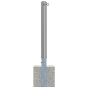Uitneembare RVS afzetpaal Ø89 mm met cilinderslot en 1 kettingoog, gemonteerd in een betonvoet.