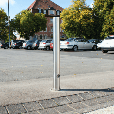 RVS uitneembare parkeerpaal, Ø102 x 900 mm, met slot, in een parkeeromgeving.