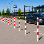 Uitneembare afzetpaal 76mm wit rood met driekantslot sfeer impressie bij een treinstation