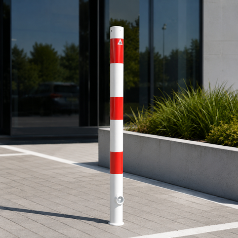 Uitneembare parkeerpaal 60 mm wit-rood met driekantslot voor een kantoorgebouw