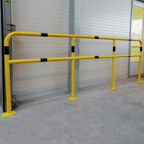 Modulair wit-rood Veiligheidsrailing Ø48 mm voor betonverankering, met gele buizen en zwarte markeringen.