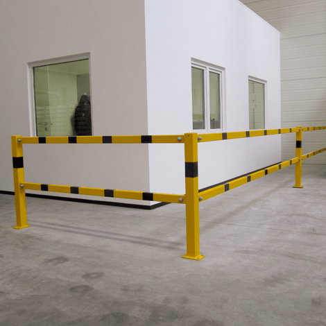 Geel-zwart veiligheidsrailing 70x70 mm op voetplaat, modulair systeem, in een magazijn.