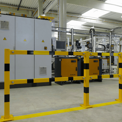 Geel-zwart afneembaar veiligheidsrailing 70x70 mm in een industriële omgeving.