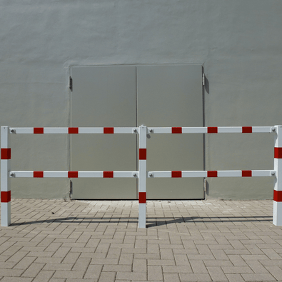 Witte en rood gestreepte veiligheidsrailing, 70x70 mm, op voetplaat, modulair systeem.