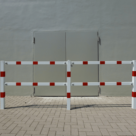 Witte en rood gestreepte veiligheidsrailing, 70x70 mm, op voetplaat, modulair systeem.