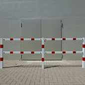 Witte liggers met rode reflecterende strepen voor veiligheidsrailing, 70x70 mm.