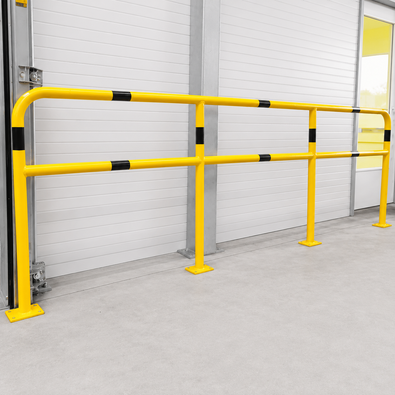 Modulaire gele en zwarte veiligheidsrailing Ø48 mm op voetplaat voor industriële omgevingen.