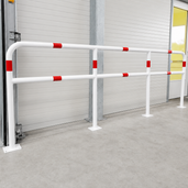 Modulair wit-rood Veiligheidsrailing Ø48 mm voor betonverankering, met gele buizen en zwarte markeringen.