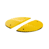 Twee gele rubberen verkeersdrempel eindstukken, 3 cm hoog, met ribbels en bevestigingsgaten.