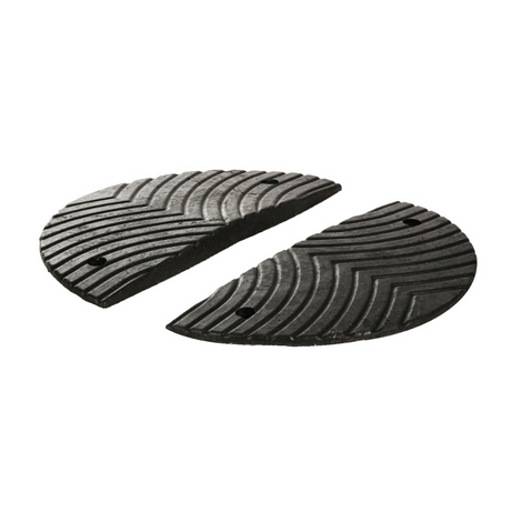 Twee zwarte, halfronde verkeersdrempel eindstukken van rubber met gestructureerd oppervlak en bevestigingsgaten.